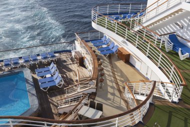 Soyut Cruise Gemi Güverte, havuzu ve sandalyeler