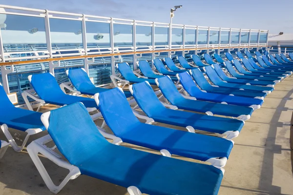 抽象的乘客巡航船甲板和椅子 — 图库照片