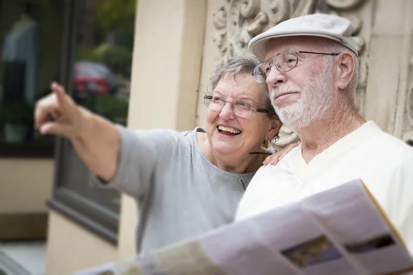 Turist Senior par titta på broschyr karta — Stockfoto