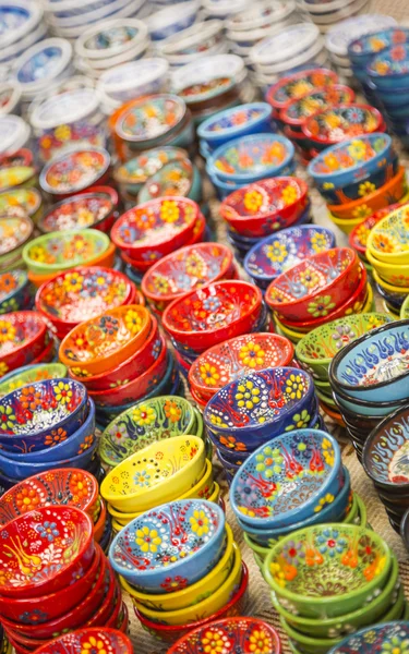 Hand Painted Turkish Bowls on Table at the Market — Stock Photo, Image