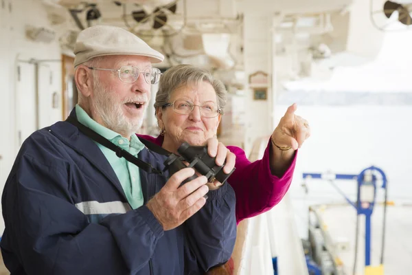 Ανώτερος ζευγάρι απολαμβάνει το κατάστρωμα ενός κρουαζιερόπλοιου — Φωτογραφία Αρχείου