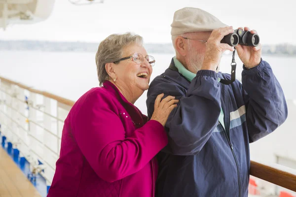 Casal sênior desfrutando do convés de um navio de cruzeiro — Fotografia de Stock