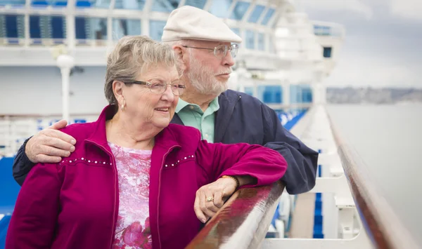 Seniorenpaar genießt das Deck eines Kreuzfahrtschiffes — Stockfoto