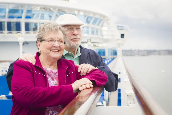 Casal sênior desfrutando do convés de um navio de cruzeiro — Fotografia de Stock