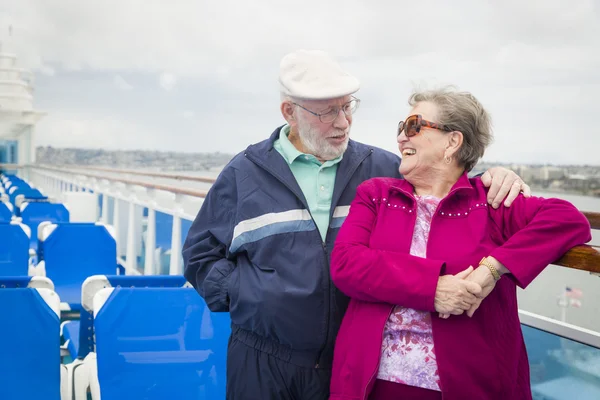 Seniorenpaar genießt das Deck eines Kreuzfahrtschiffes — Stockfoto