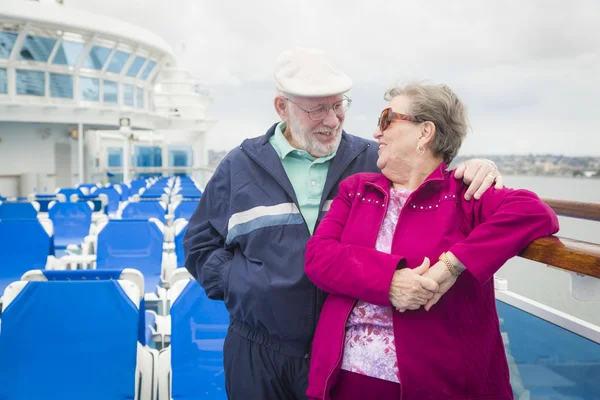 Seniorenpaar genießt das Deck eines Kreuzfahrtschiffes — Stockfoto