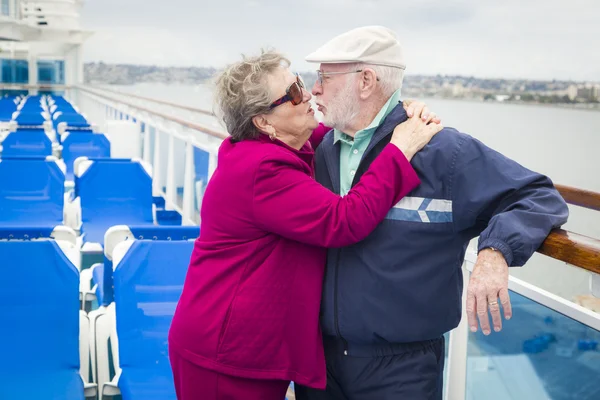 高级情侣接吻在甲板上的游船 — 图库照片
