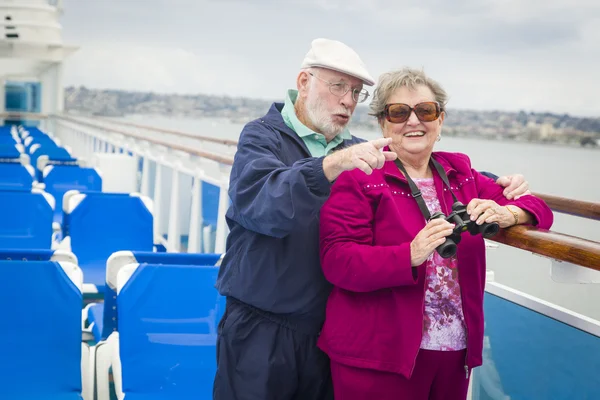 Casal sênior desfrutando do convés de um navio de cruzeiro — Fotografia de Stock