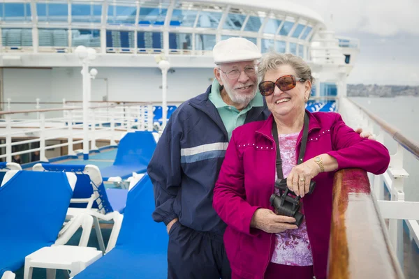 Старшая пара наслаждается палубой круизного судна — стоковое фото