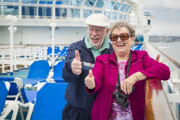 Äldre par med tummen upp på däck kryssningsfartyg — Stockfoto