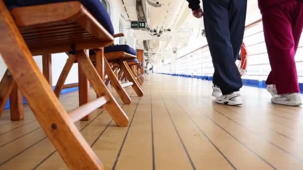 Seniorenpaar spaziert auf Kreuzfahrtschiff — Stockvideo