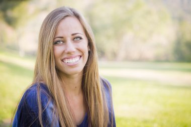 Güzel bir genç kadının portresi.