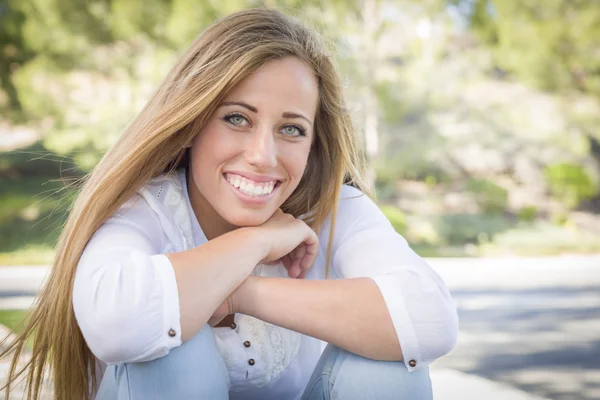 Portrait of a Beautiful Young Woman — Stock Photo, Image