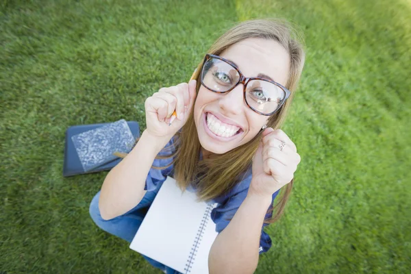 Weitwinkel der hübschen jungen Frau mit Büchern und Bleistift — Stockfoto