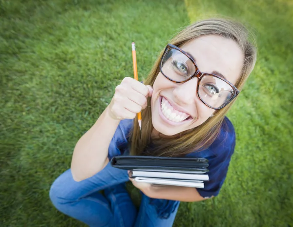 Amplio ángulo de mujer joven bonita con libros y lápiz — Foto de Stock