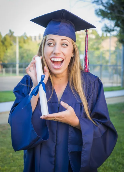 Ekspresyjny młoda kobieta posiadający dyplom z kapelusza i suknia — Zdjęcie stockowe