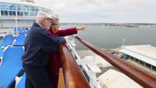 Pareja mayor mirando por encima del barandilla de crucero — Vídeo de stock