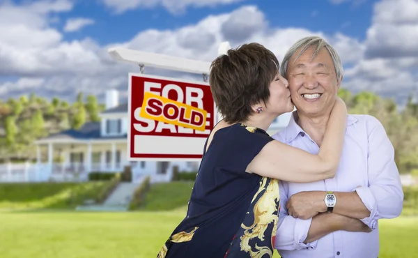 Milující starší čínský pár před dům a znamení — Stock fotografie