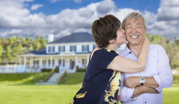 Cariñosa pareja de ancianos chinos en frente de la hermosa casa — Foto de Stock