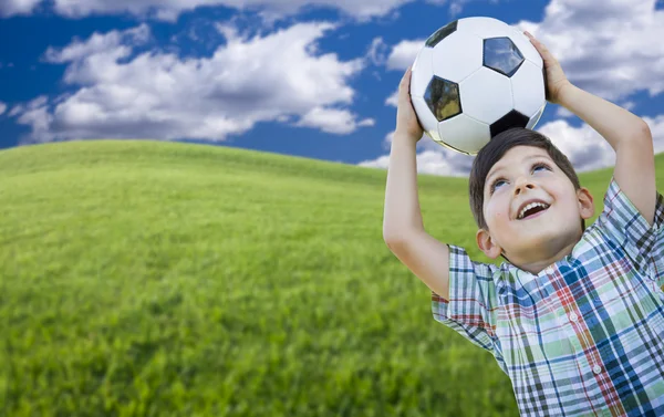 Милый мальчик с футбольным мячом в парке — стоковое фото