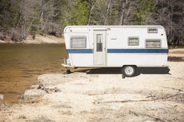 Bir Nehri yakınında klasik eski karavan römork