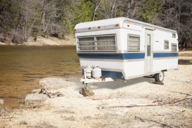Bir Nehri yakınında klasik eski karavan römork