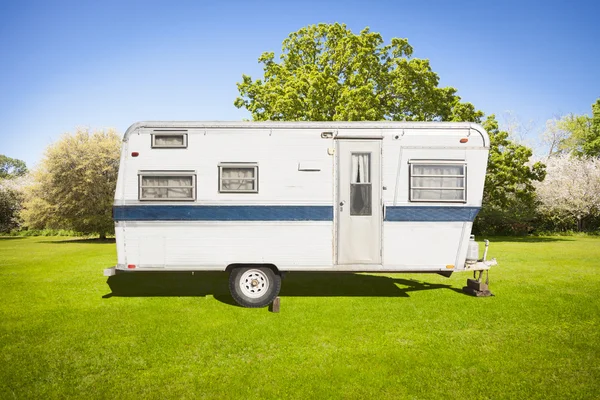 Classic Old Camper Trailer In Grass Field — Stock Photo, Image
