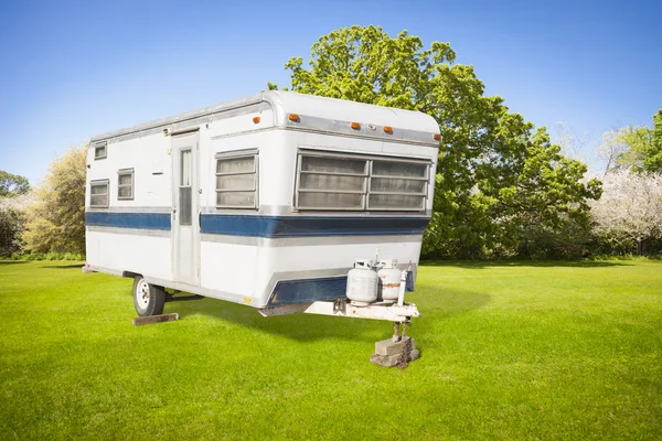 Classic vecchio camper rimorchio in campo erba — Foto Stock