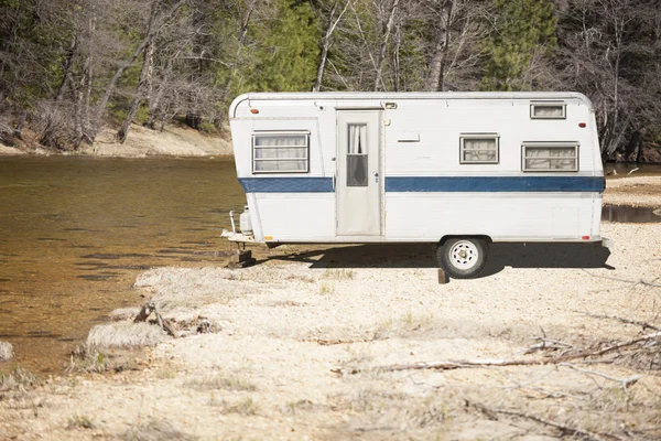 Classic Old Camper Trailer Perto de um rio — Fotografia de Stock