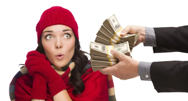 Jonge vrouw gemengd ras wordt overhandigd duizenden dollars — Stockfoto