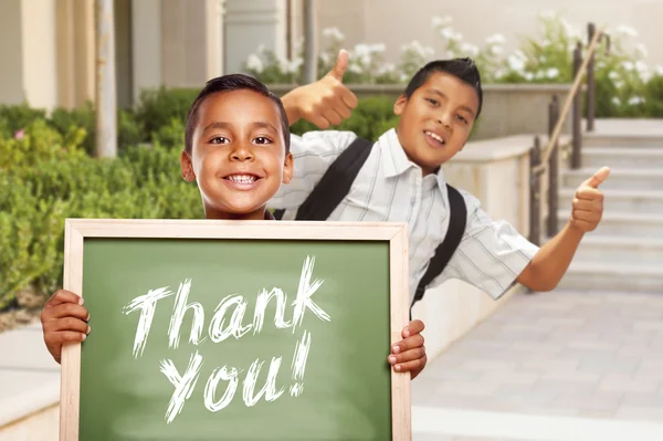 Meninos dando polegares para cima segurando Obrigado Chalk Board — Fotografia de Stock