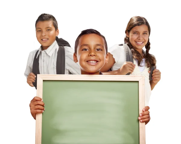 Meninos hispânicos e menina no branco segurando placa de giz em branco — Fotografia de Stock