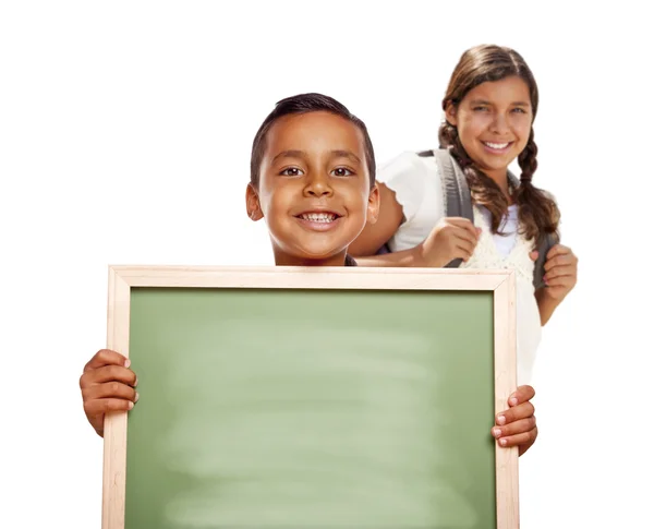 Menino e menina hispânicos segurando placa de giz em branco no branco — Fotografia de Stock