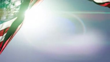 Slow Motion Gerçek Amerikan Bayrağı Derin Mavi Gökyüzüne Karşı Rüzgarda Dalgalanıyor