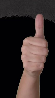 Kadın El Alfa Kanalında Başparmak Yapıyor - Şeffaf Arkaplan.