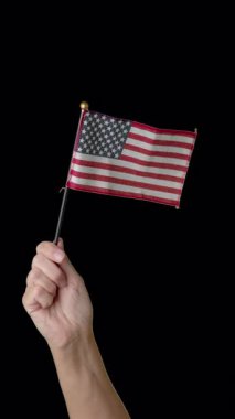 Kadın El, Alfa Kanallı Küçük Amerikan Bayrağı Sallıyor - Şeffaf Arkaplan.