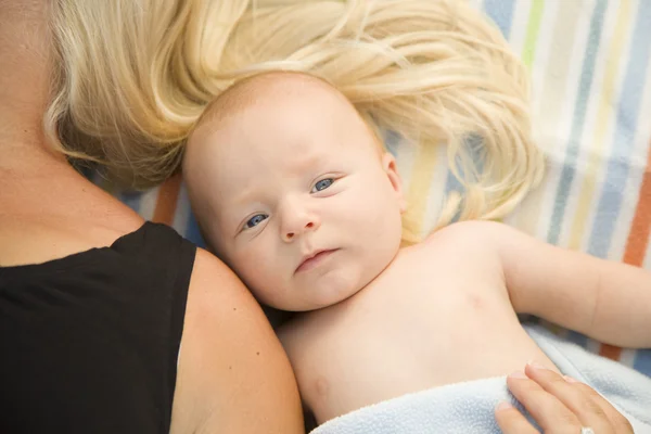 Bonito bebê menino deitado ao lado de seu mamãe no cobertor — Fotografia de Stock
