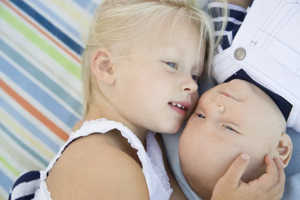 Kishúgom mellett baba bátyja takaró megállapításáról — Stock Fotó