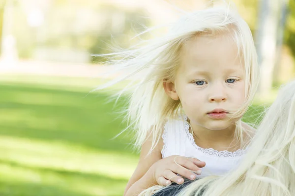Melancholie portret van schattig klein meisje buiten — Stockfoto