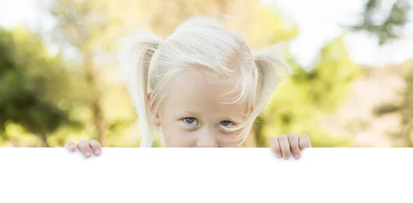 Niedliches kleines Mädchen hält weiße Tafel mit Platz für Text — Stockfoto