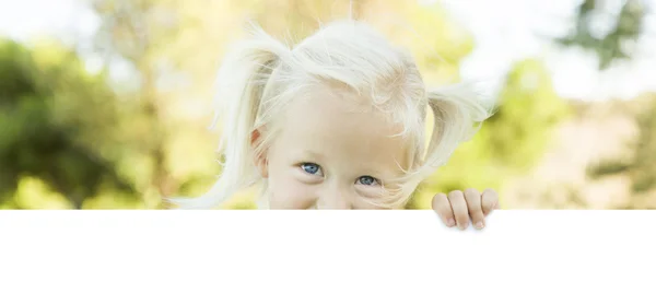 Schattig klein meisje houden wit bord met ruimte voor tekst — Stockfoto