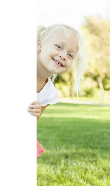 Schattig klein meisje houden wit bord met ruimte voor tekst — Stockfoto