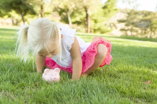 Menina se divertindo com seu Piggy Bank fora — Fotografia de Stock