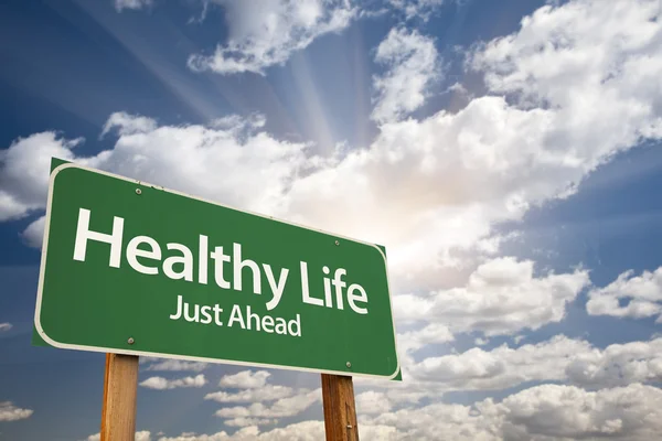 Healthy Life Green Road Sign Over Clouds — Stock Photo, Image