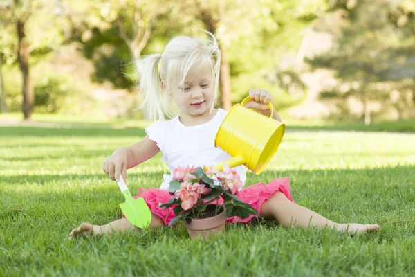 Petite fille jouant jardinier avec ses outils et pot de fleurs — Photo