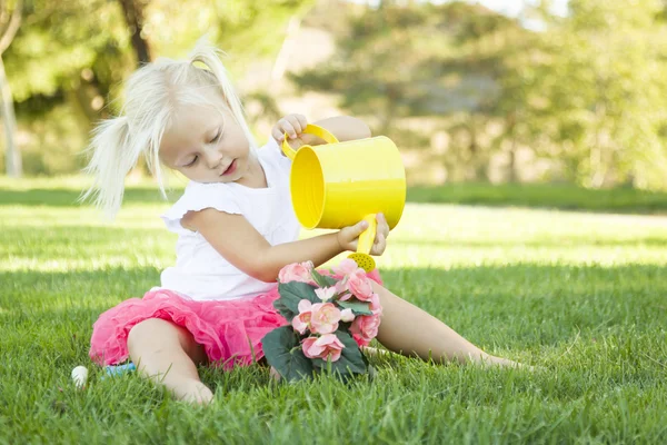 Niña jugando al jardinero con sus herramientas y maceta — Foto de Stock