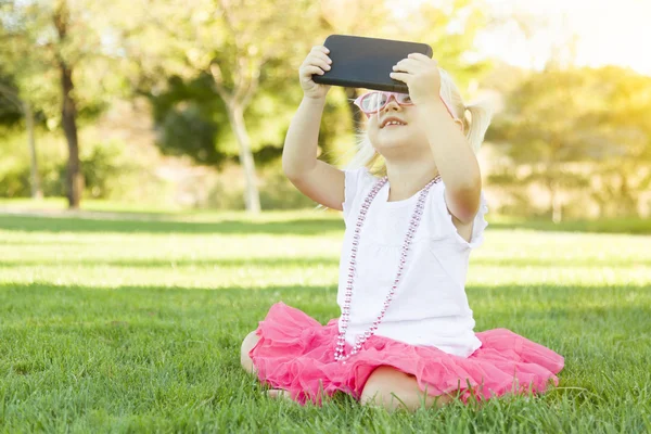 Kleines Mädchen im Gras macht Selfie mit Handy — Stockfoto