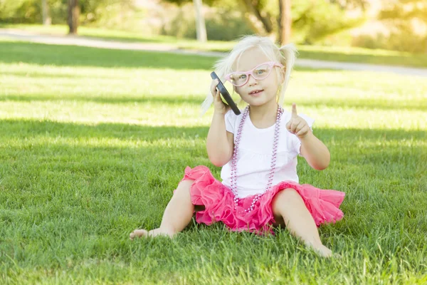 浅谈手机的草丛中的小女孩 — 图库照片