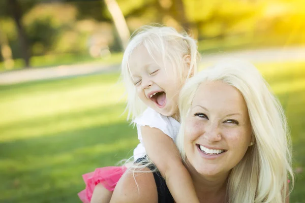 Mor och liten flicka att ha roligt tillsammans i gräs — Stockfoto