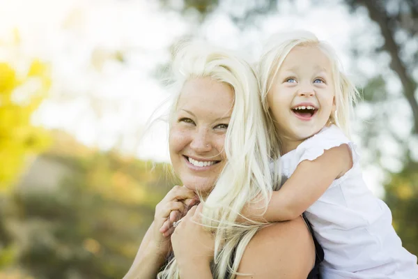 Mor och liten flicka att ha roligt tillsammans i gräs — Stockfoto